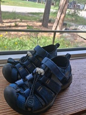 KEEN Navy Blue Kids Closed-Toe Sandals with Bungee Toggle